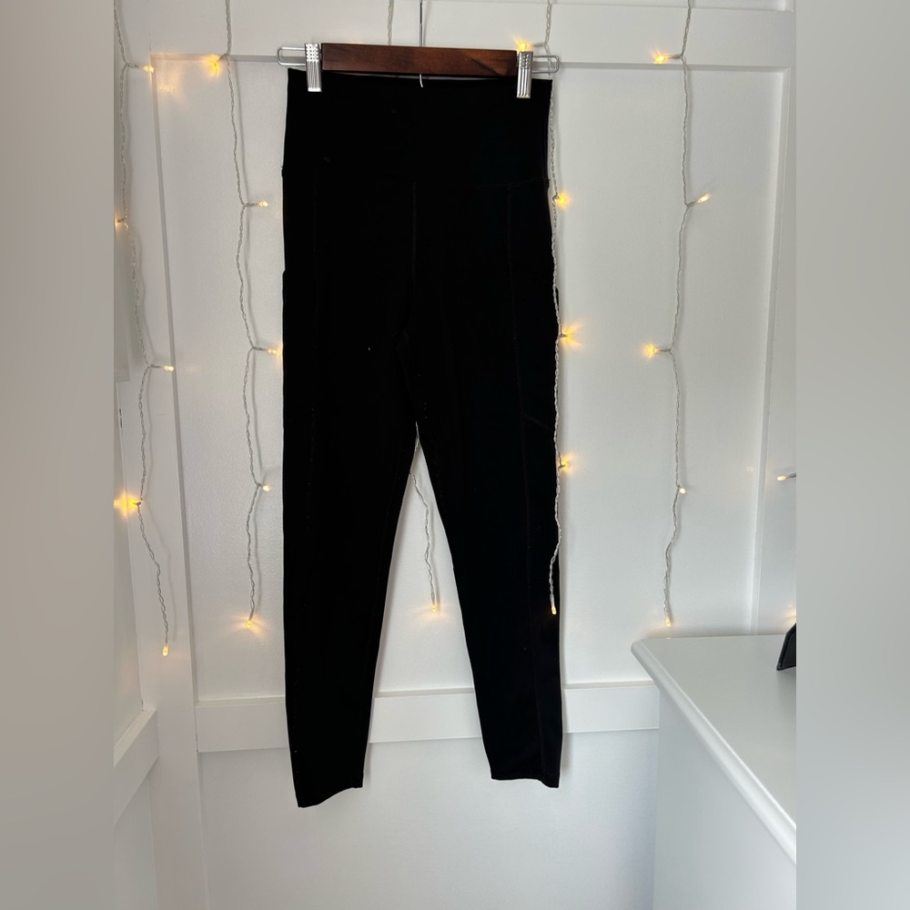 Black leggings with two side pockets